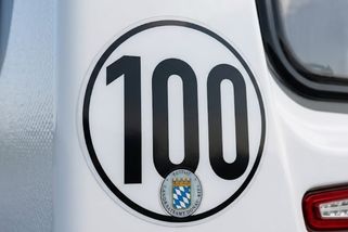 Malá nálepka „Tempo 100” na nárazníku umožňuje jezdit o 20 km/h rychleji. Zjistili jsme, jak speciální povolení získat
